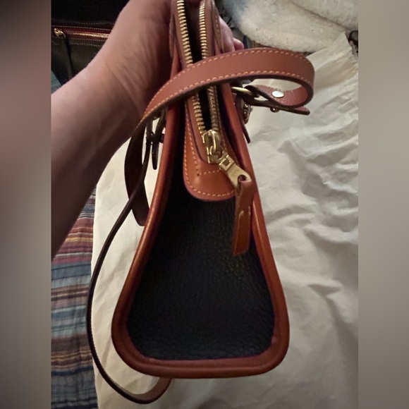 Authentic Dooney & Bourke shoulder bag in gorgeous condition. Beautiful! - Picture 6 of 8